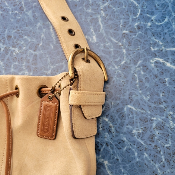 Coach suede vintage drawstring bucket bag. - Picture 7 of 9